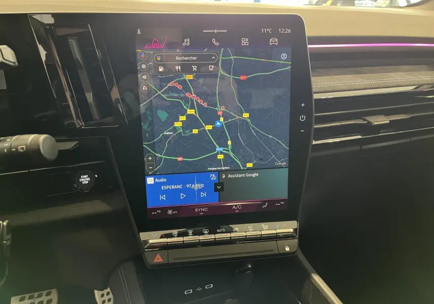 Vue rapprochée de la console centrale du Renault Austral 2025, écran tactile avec navigation et commandes climatisation.