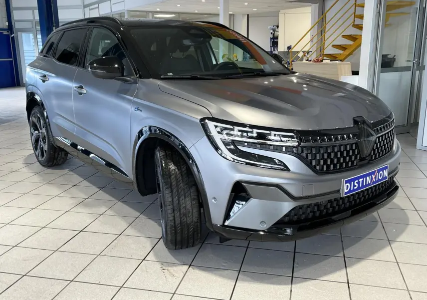 Renault Austral gris schiste en 3/4 avant droit, avec calandre damier ice black et jantes alliage 20 pouces.