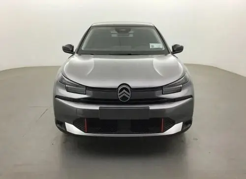 Vue frontale d'une Citroën C4 hybride 2025 gris Mercury avec calandre noire et détails rouges sur le pare-chocs.