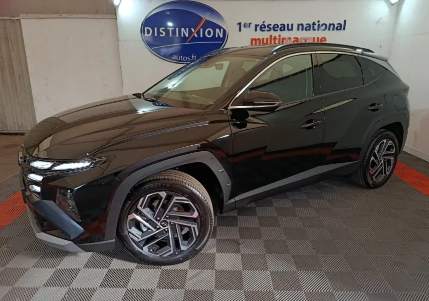 Vue 3/4 avant droit du Hyundai Tucson 1.6 Hybrid 239 Creative noir brillant avec jantes alliage au design moderne.