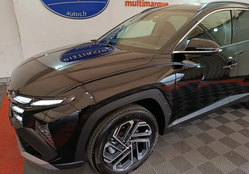 Vue 3/4 avant droite d’un Hyundai Tucson noir 2025 avec jantes alliage et feux LED distinctifs.