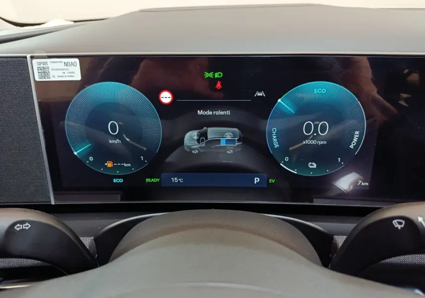 Vue rapprochée du combiné d'instruments numérique du Hyundai Tucson 1.6 Hybrid 239 Creative, affichage multifonctions en mode ralenti.