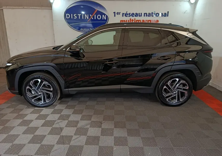 Vue latérale droite du Hyundai Tucson 1.6 Hybrid 239 Creative noir, soulignant ses jantes alliage et lignes modernes.