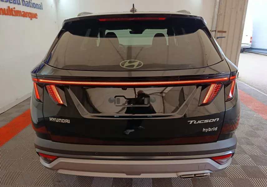 Vue arrière du Hyundai Tucson 1.6 Hybrid noir 2025 avec feux LED distinctifs et logo Hyundai visible.