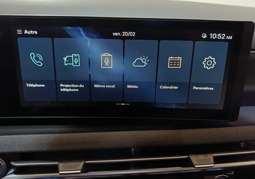 Écran tactile central du tableau de bord du Hyundai Tucson 2025 affichant les menus Téléphone, Mémo vocal, Météo et Paramètres.