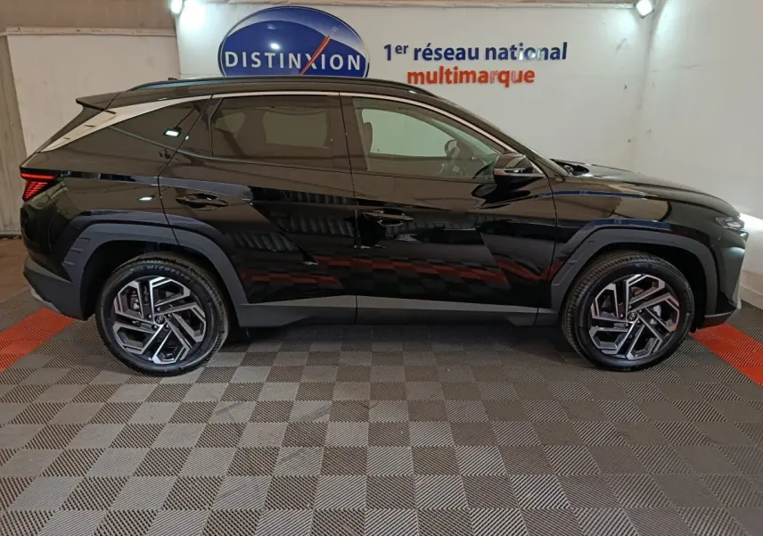 Vue de profil côté gauche du Hyundai Tucson 1.6 Hybrid 239 Creative noir, avec jantes alliage et détails modernes.