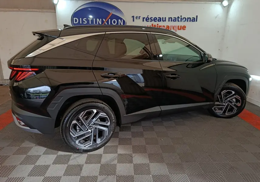 Vue latérale droite d'un Hyundai Tucson 2025 noir, soulignant ses jantes alliage et ses lignes modernes.