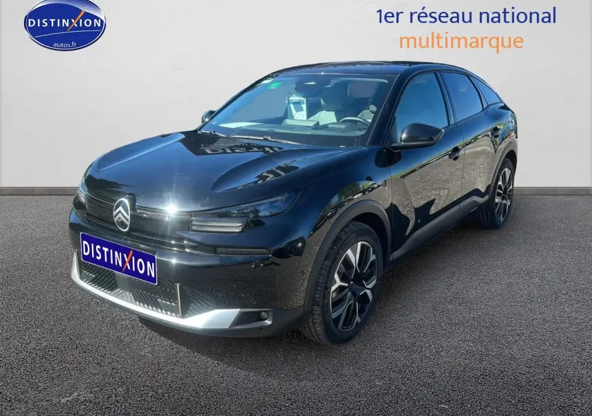 Citroën C4 noire vue en 3/4 avant droit avec jantes alliage et calandre distinctive brillante.