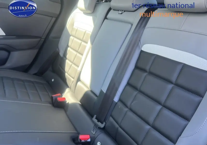 Vue rapprochée de la banquette arrière bicolore noir et gris clair de la Citroën C4 2025.