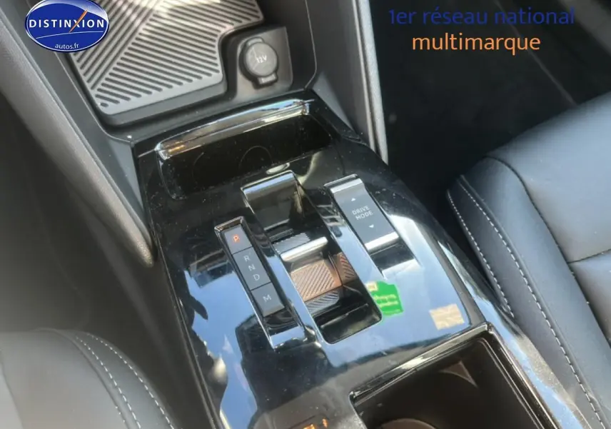 Console centrale noire brillante avec sélecteur de vitesses automatique et bouton Drive Mode dans une Citroën C4 hybride 2025.
