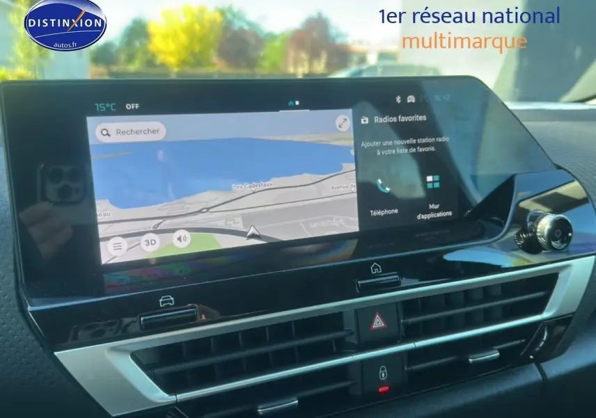 Écran tactile central du tableau de bord de la Citroën C4 hybride 2025, affichant la navigation GPS.