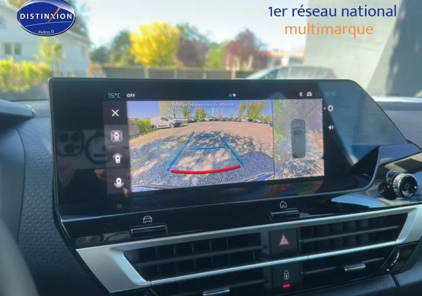 Écran tactile intérieur de Citroën C4 noir montrant la caméra de recul avec vue arrière et vue 360° du véhicule.