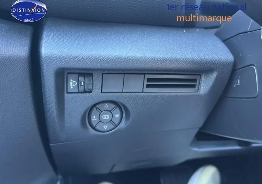 Détail intérieur côté gauche avec commandes d’éclairage et ventilation sur Citroën C4 noire 2025 hybride.