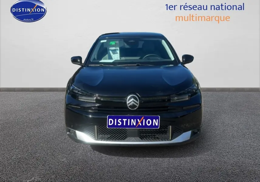 Vue avant d'une Citroën C4 noire 2025 avec calandre épurée et logo centré sur fond neutre.