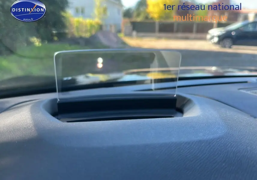 Affichage tête haute transparent sur tableau de bord noir d'une Citroën C4 hybride 2025, vue intérieure avant.