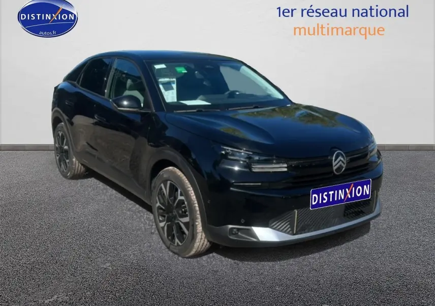 Citroën C4 hybride noire vue en 3/4 avant droit, avec jantes alu et calandre distinctive noire.