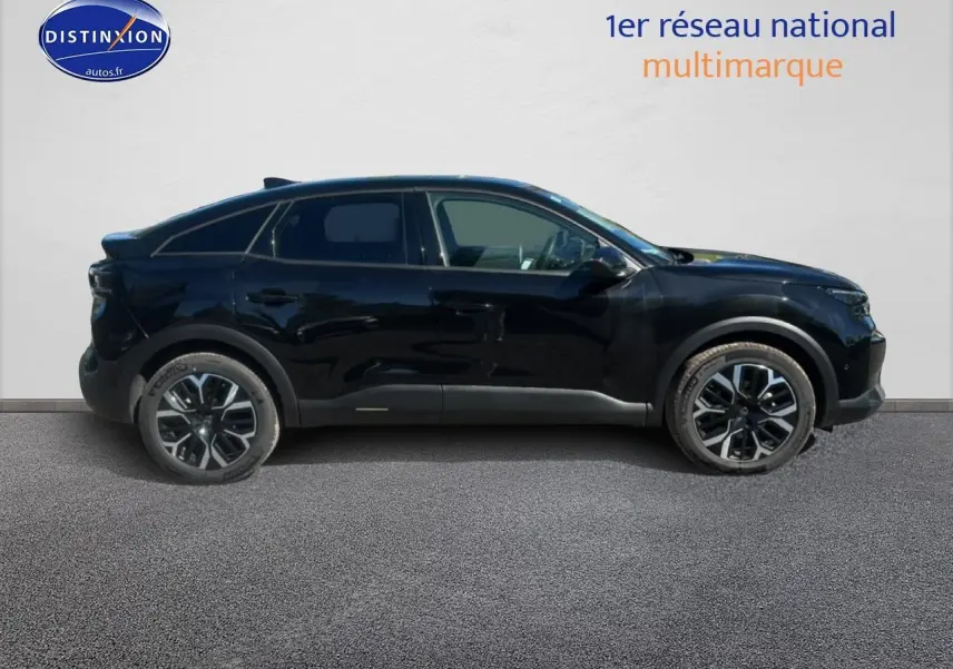 Profil côté gauche d'une Citroën C4 noire 2025 avec jantes alliage et vitres surteintées.