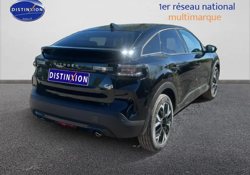 Vue 3/4 arrière droite d'une Citroën C4 noire avec feux arrière LED et jantes alliage distinctives.