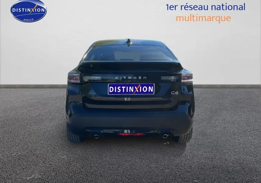 Vue arrière d'une Citroën C4 noire 2025 avec feux LED et double sortie d'échappement visible.