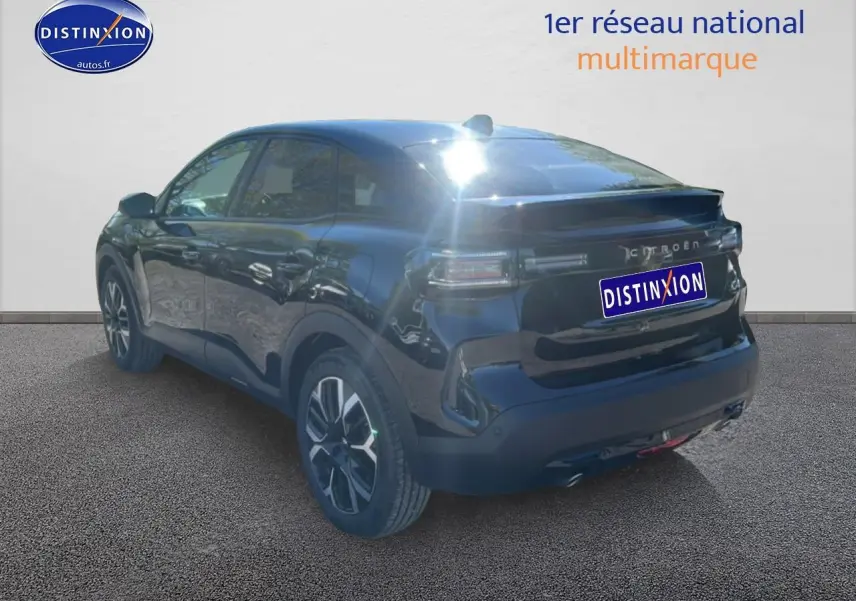 Vue 3/4 arrière droite d'une Citroën C4 noire 2025 avec jantes alu et feux arrière LED distinctifs.