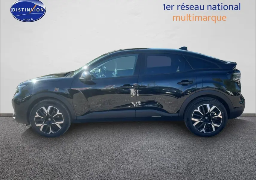 Profil latéral droit d'une Citroën C4 noire 2025 avec jantes alliage et vitres arrière surteintées.