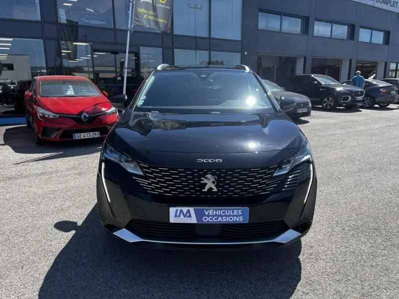 Vue avant d'un Peugeot 3008 noir 2021 HDI 130 cv Allure Pack avec calandre distinctive et logo lion visible.