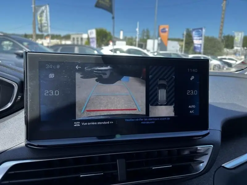 Écran central du Peugeot 3008 noir 2021 montrant la caméra de recul avec lignes de guidage et affichage de la climatisation.