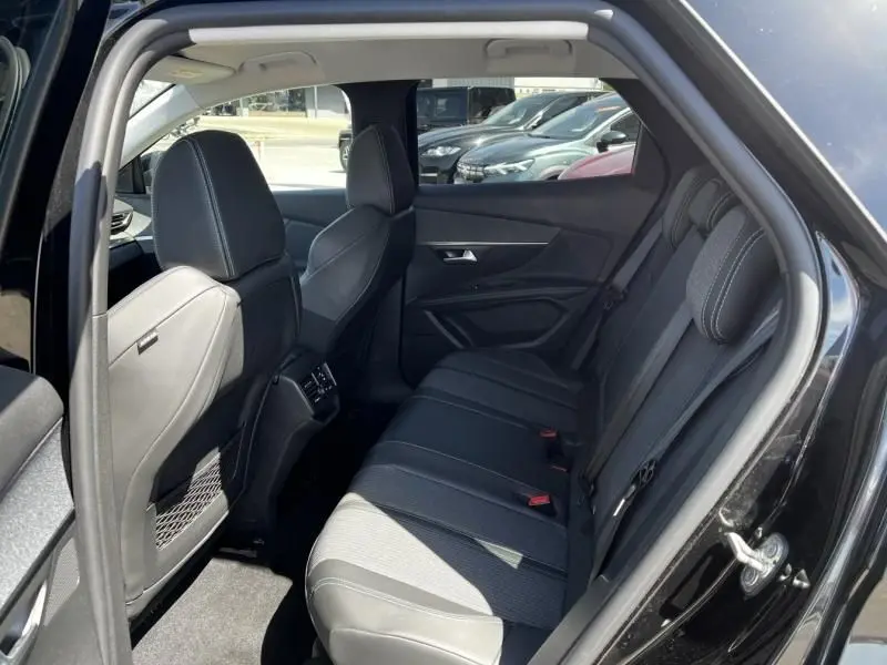 Vue intérieure arrière côté gauche du Peugeot 3008 noir 2021, montrant les sièges arrière en cuir et tissu avec appuie-têtes.