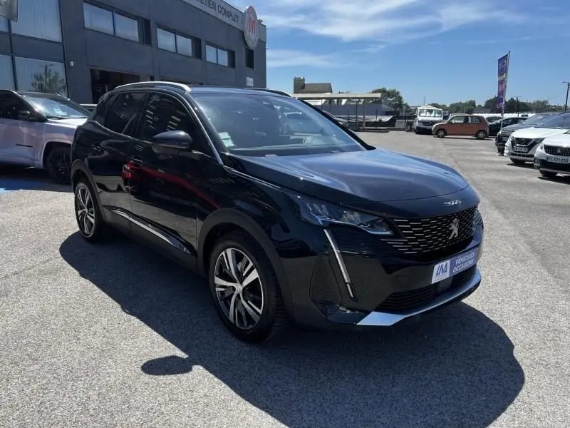 Peugeot 3008 noir HDI 130 Allure Pack 2021, vue 3/4 avant droit, calandre distinctive et feux LED verticaux.