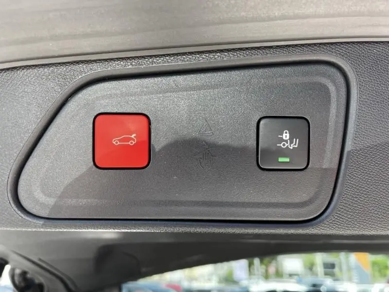 Boutons de commande du hayon et du verrouillage électrique, vue en gros plan à l'intérieur d'un Peugeot 3008 noir 2021.