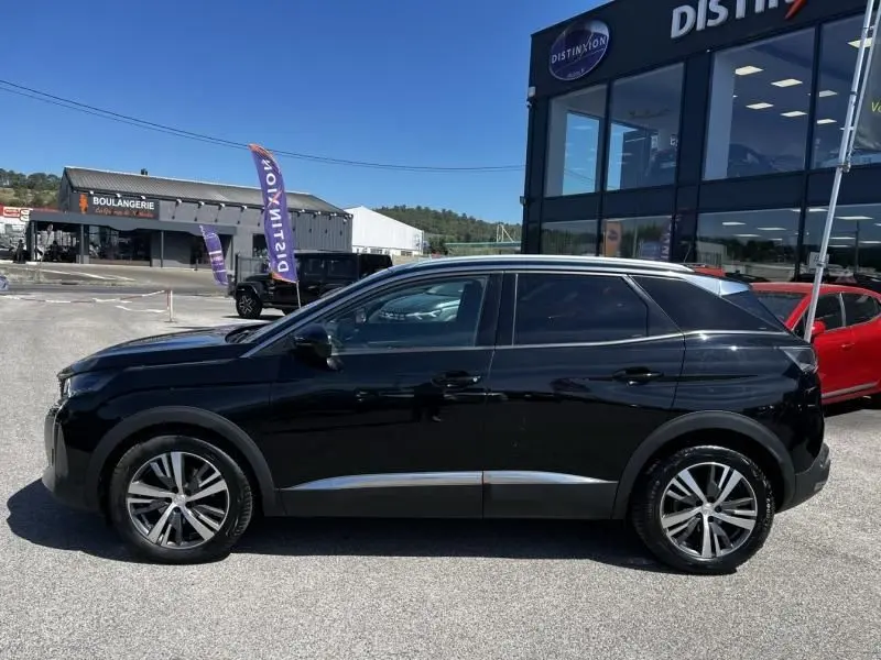 Profil côté gauche du Peugeot 3008 noir 2021, finition Allure Pack, avec jantes alliage et barres de toit visibles.