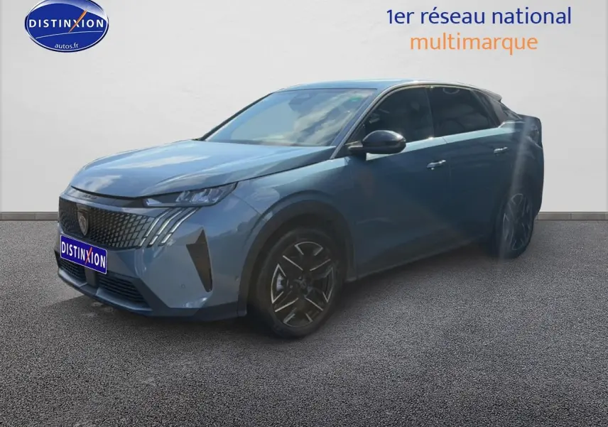 Peugeot 3008 bleu 3/4 avant droit, avec calandre distinctive et jantes alliage noires.