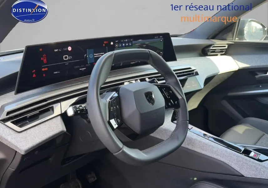 Vue intérieure côté conducteur du Peugeot 3008 2025, volant cuir et tableau de bord numérique large.