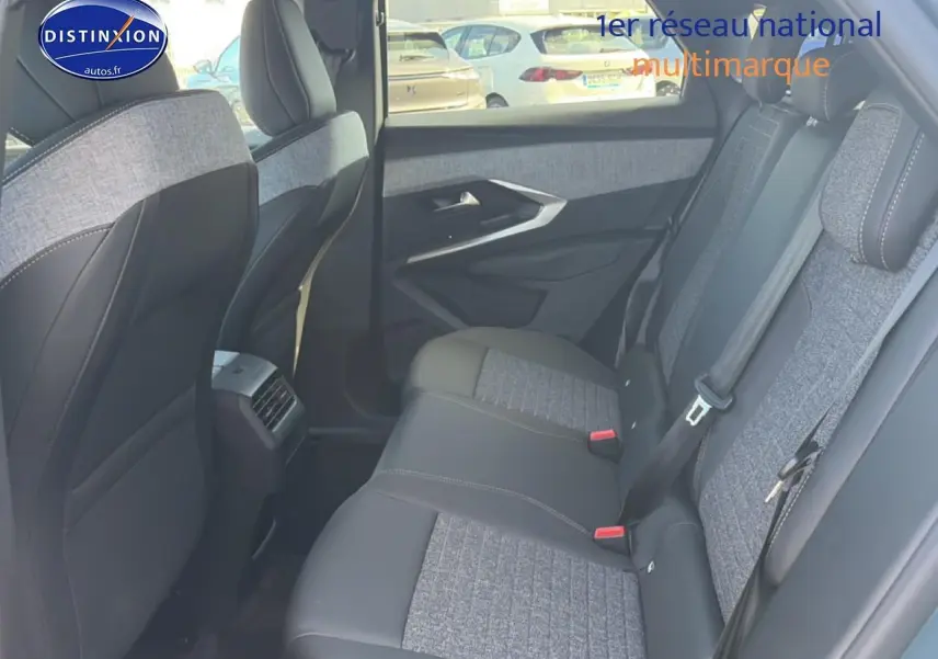 Vue latérale droite de l’habitacle arrière du Peugeot 3008 2025, sièges bi-matière gris et noir.