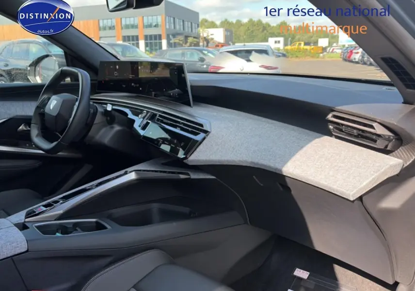 Vue intérieure côté passager du tableau de bord gris clair et noir du Peugeot 3008 1.2 hybrid 145 allure e-dcs6 2025.