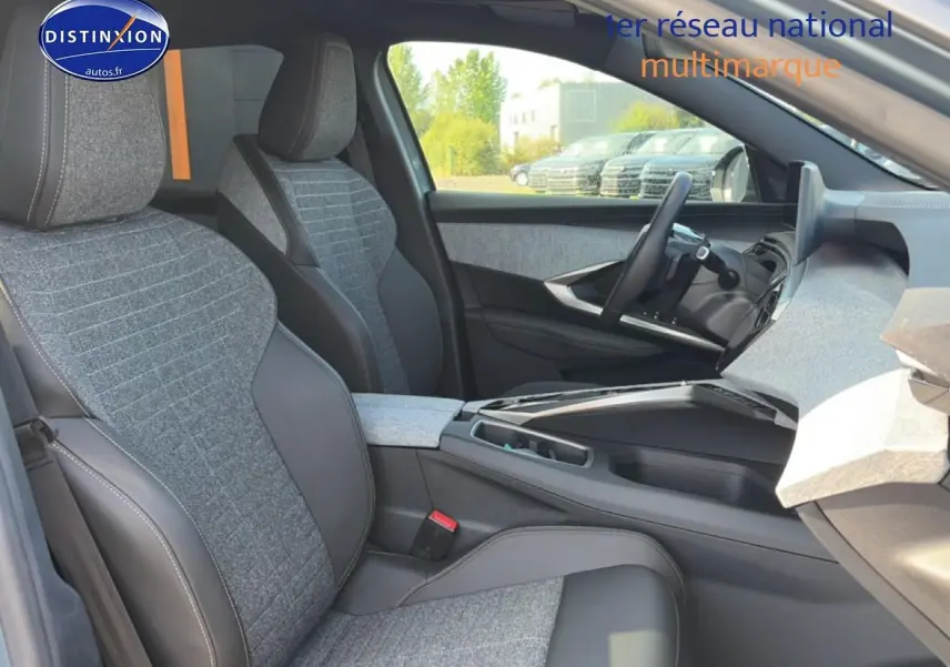 Vue intérieure côté droit du Peugeot 3008 1.2 hybrid 145 allure e-dcs6 avec sièges tissu gris et cuir noir.