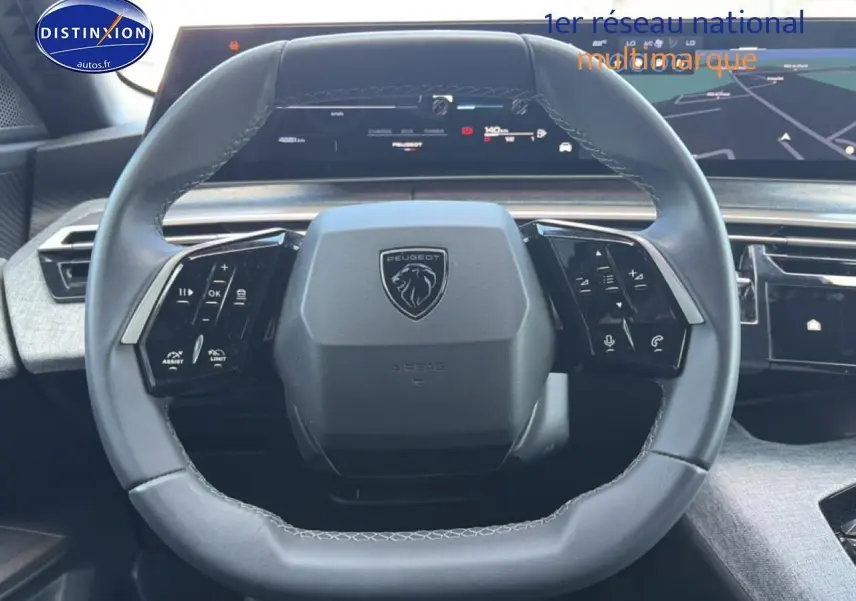 Vue rapprochée du volant cuir multifonction noir du Peugeot 3008 2025 avec tableau de bord numérique et écran tactile.