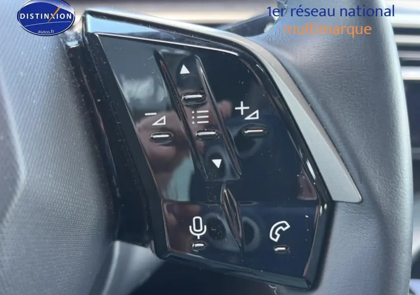 Gros plan sur les commandes au volant noir du Peugeot 3008 1.2 hybrid 145 allure e-dcs6 bleu, côté gauche.