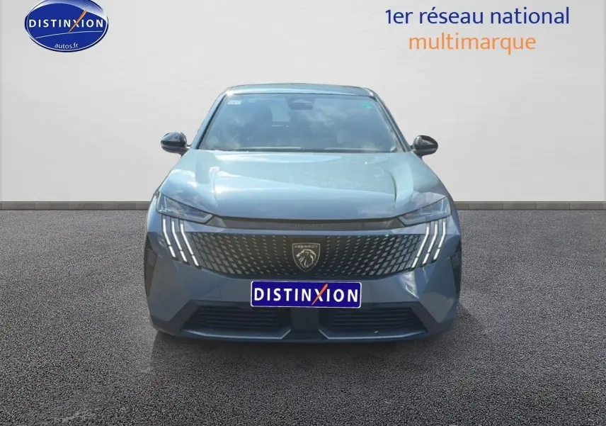 Vue frontale d'un Peugeot 3008 bleu 2025 avec phares LED et calandre distinctive au lion.