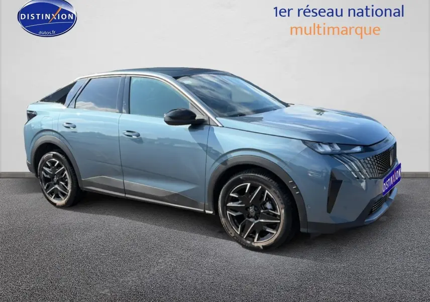 Peugeot 3008 bleu 3/4 avant droit, jantes alu noires et toit noir contrasté visible sur fond neutre.