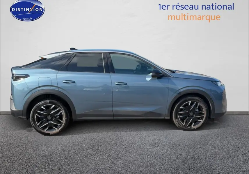 Peugeot 3008 bleu en profil droit, montrant ses jantes alu et vitres arrière surteintées.
