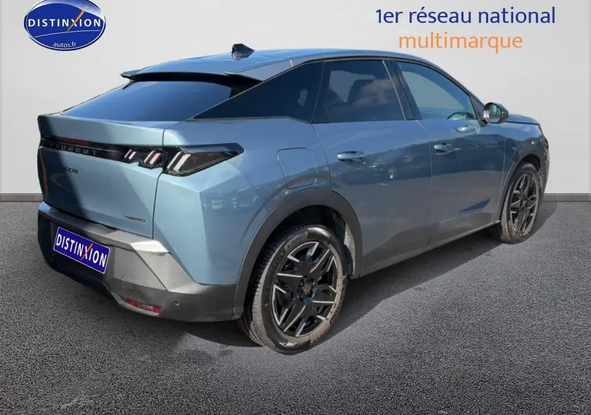 Vue 3/4 arrière droite d’un Peugeot 3008 hybride bleu 2025 avec jantes alu et becquet arrière noir.