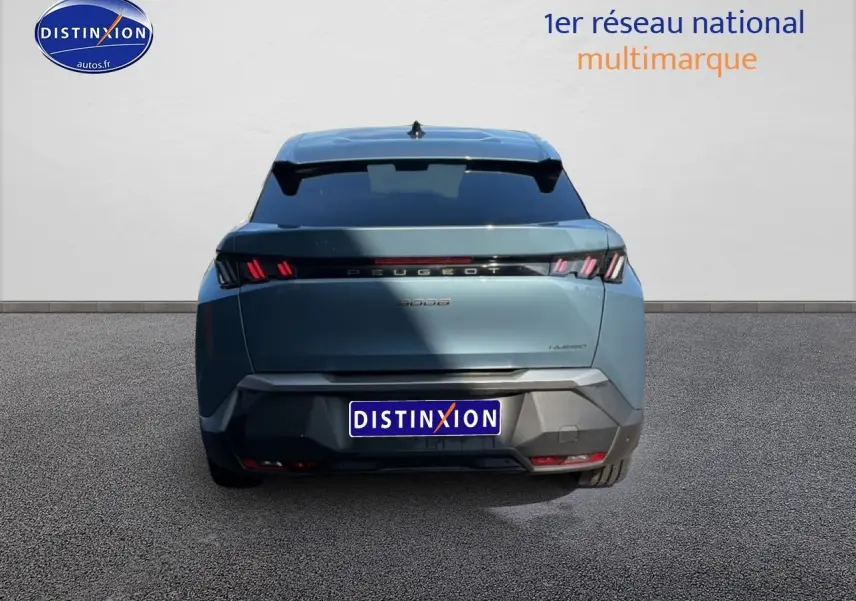 Vue arrière d’un Peugeot 3008 bleu 2025 avec feux LED caractéristiques et becquet noir.