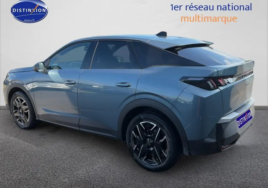 Peugeot 3008 bleu vue 3/4 arrière côté gauche, avec jantes alu noires et toit noir contrasté.