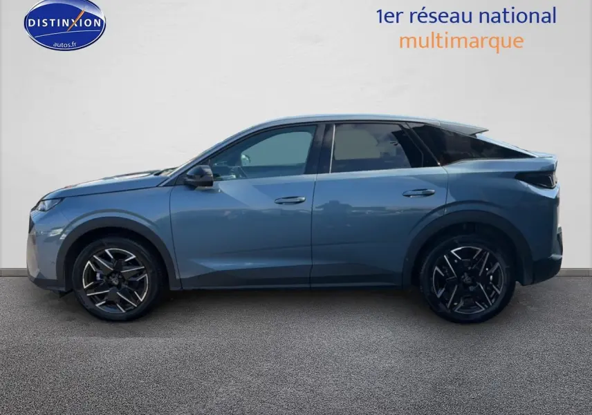 Profil droit d’un Peugeot 3008 bleu 2025 avec jantes alliage noires et toit noir contrasté.