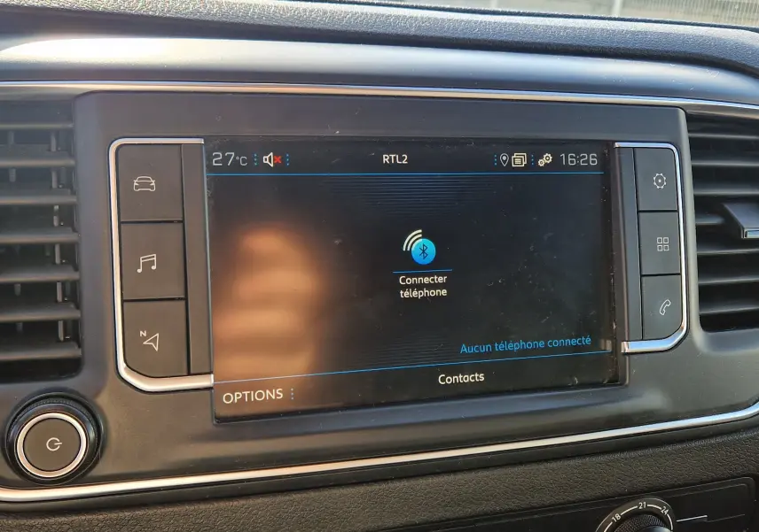 Écran tactile central du Peugeot Expert Fourgon blanc 2020, affichant la connexion Bluetooth pour téléphone.