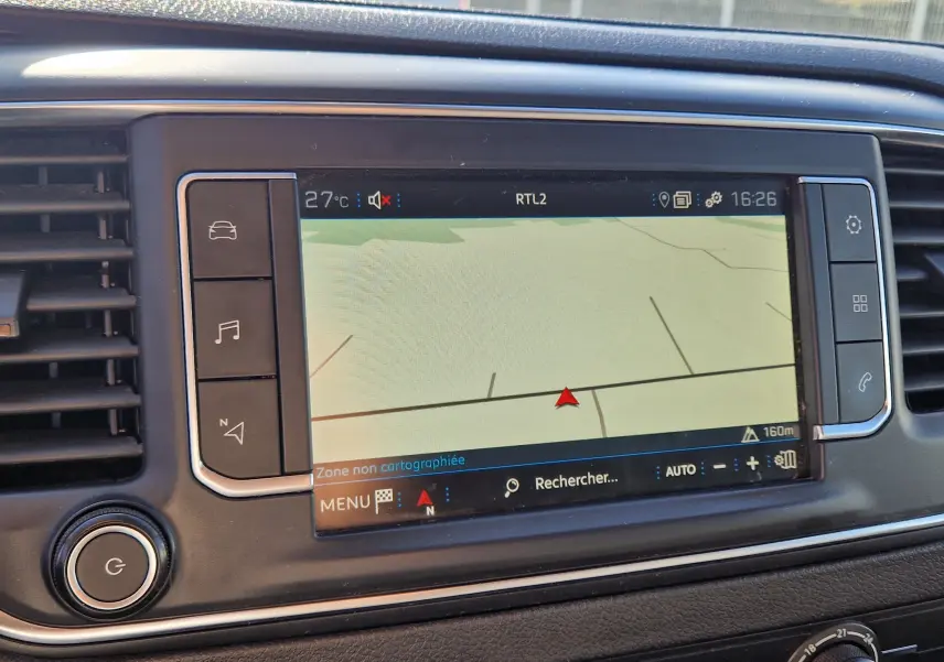 Écran tactile du système de navigation du Peugeot Expert Fourgon blanc, vue rapprochée de la console centrale.