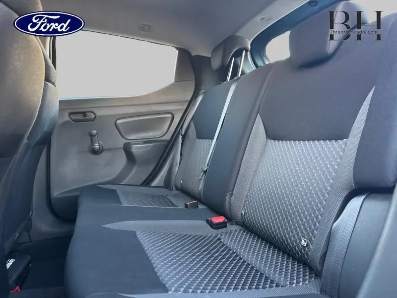 Vue intérieure du siège arrière en tissu noir et gris de la Nissan Micra 2018, côté gauche avec ceinture de sécurité visible.