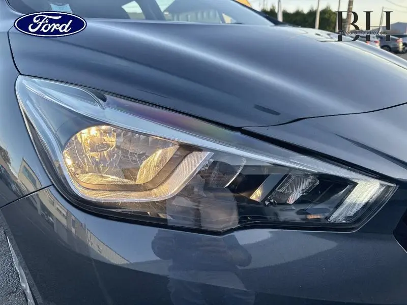 Gros plan sur le phare avant gauche gris acier d'une Nissan Micra 2018, mettant en valeur son design moderne.