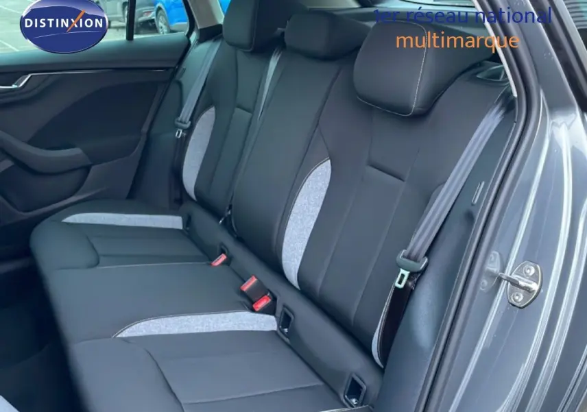 Vue intérieure côté droit des sièges arrière du Skoda Kamiq 2025 en gris graphite avec sellerie tissu bi-ton noir et gris.
